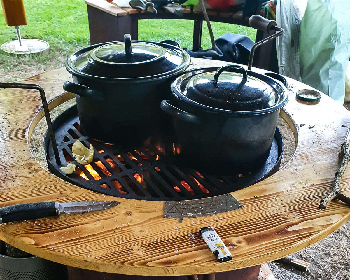 Zwei Töpfe auf dem Feuer, Essen kochen beim Kanu Retreat